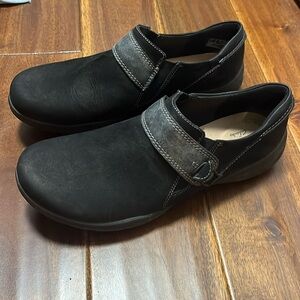 Clark’s size 10. Very comfortable, I just don’t wear them much anymore.